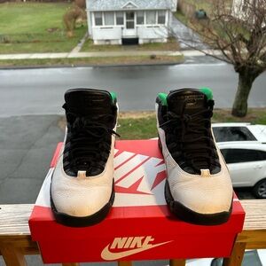 Seattle 10s Size 9.5